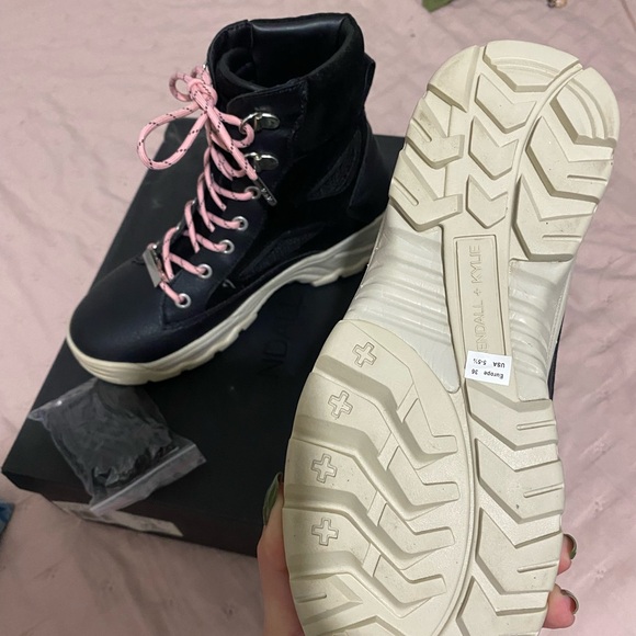 Hiking boots - Picture 4 of 5